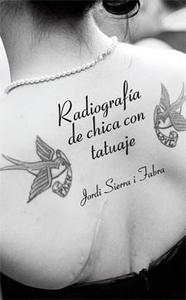 Radiografía de chica con tatuaje