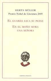 El guarda saca su peine. En el moño mora una señora