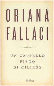 Un cappello pieno di ciliege