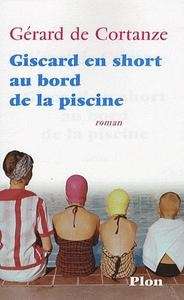 Giscard en short au bord de la piscine