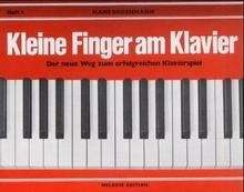 Kleine Finger am Klavier
