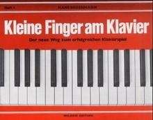 Kleine Finger am Klavier