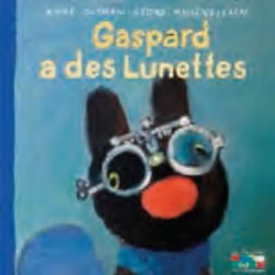 Gaspar a des lunettes