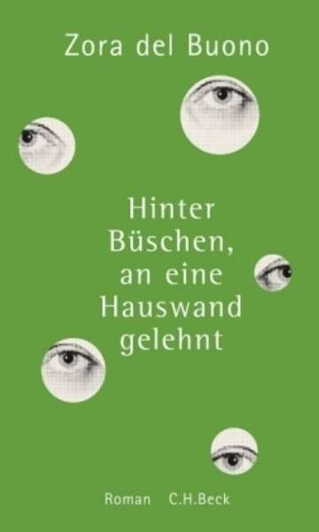 Hinter Büschen, an eine Hauswand gelehnt