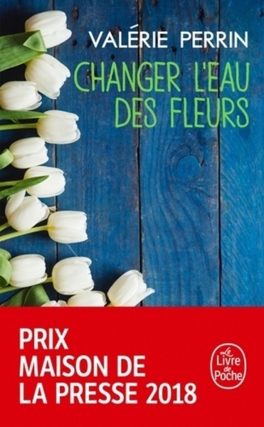 Changer l'eau des fleurs