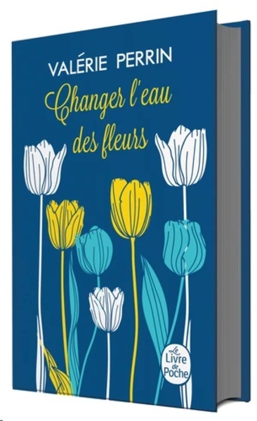 Changer l'eau des fleurs