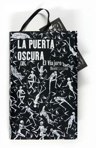 La puerta oscura