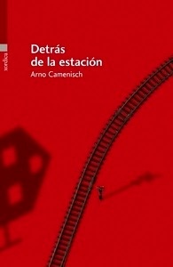 Detrás de la estación