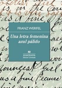 Una letra femenina azul pálido