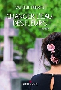 Changer l'eau des fleurs