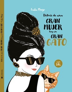 Detrás de una mujer hay un gran gato