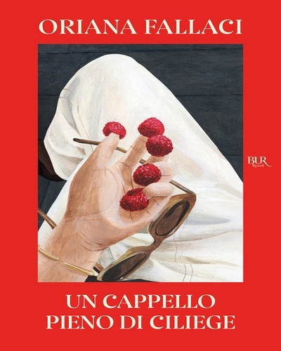 Un cappello pieno di ciliege